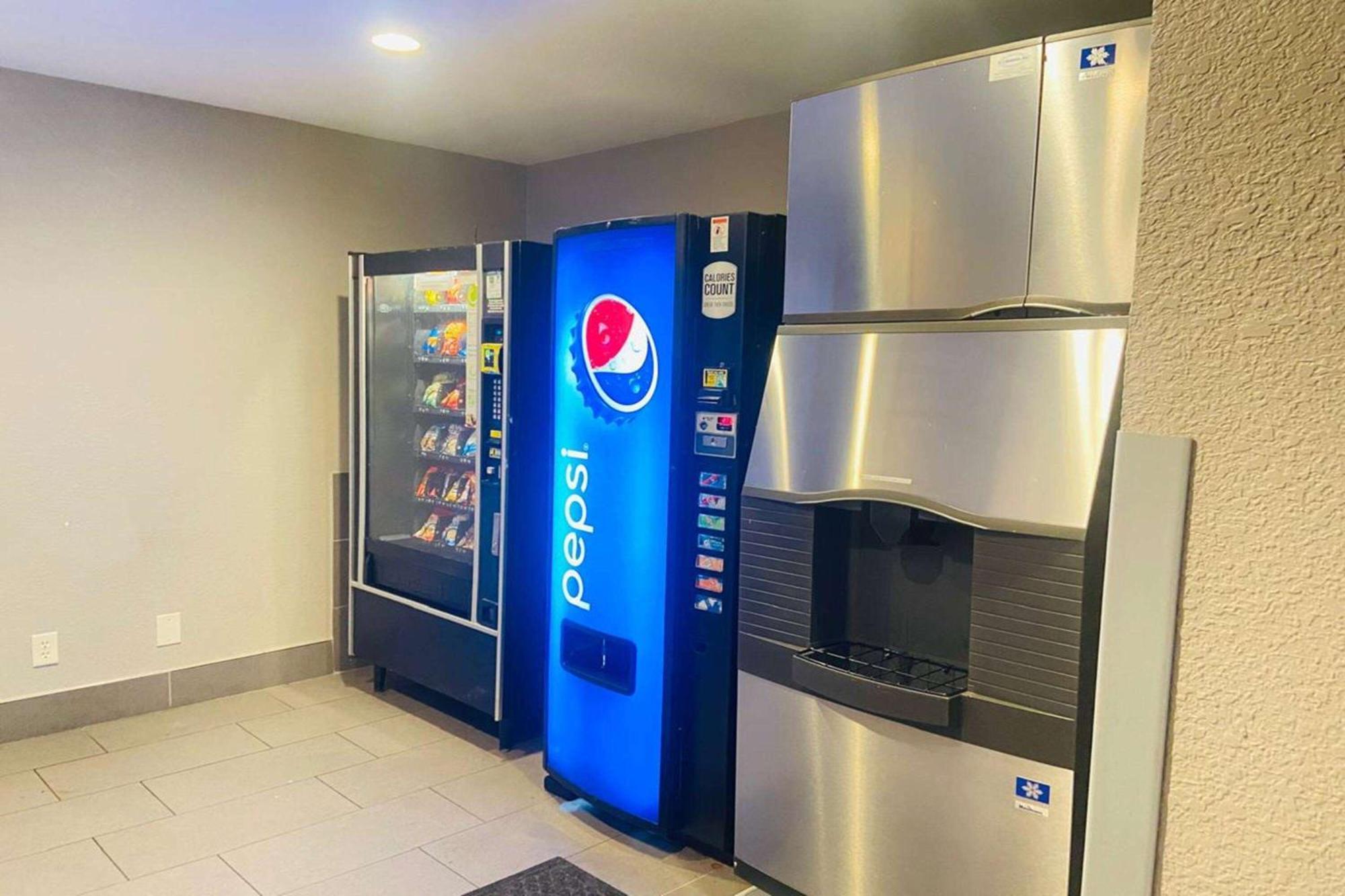 ラ キンタ イン バイ ウィンダム ミルウォーキー グレンデール ハンプトン アベニュー Whitefish Bay エクステリア 写真