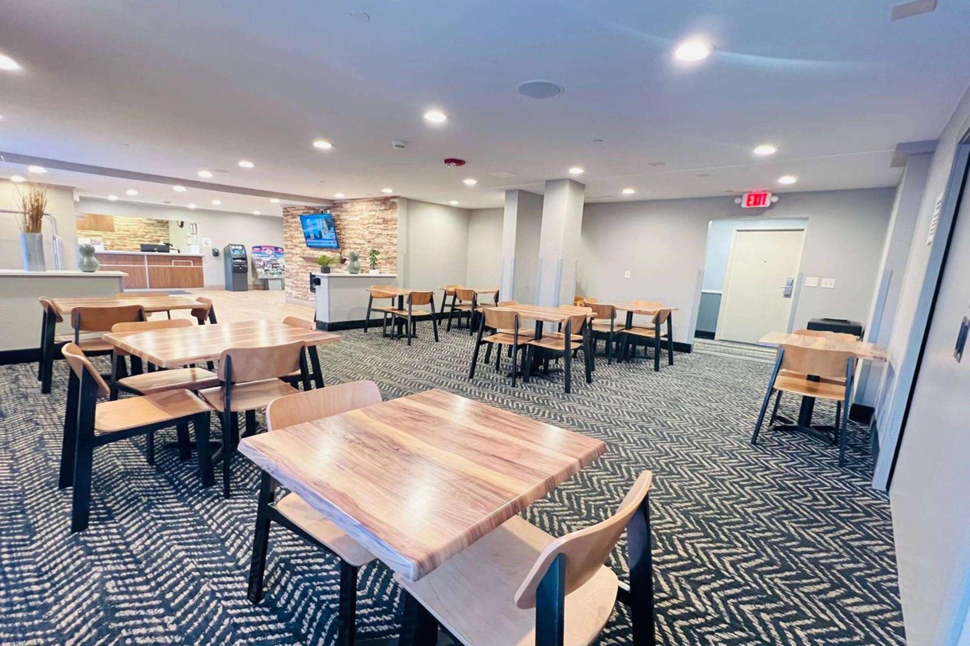 ラ キンタ イン バイ ウィンダム ミルウォーキー グレンデール ハンプトン アベニュー Whitefish Bay エクステリア 写真