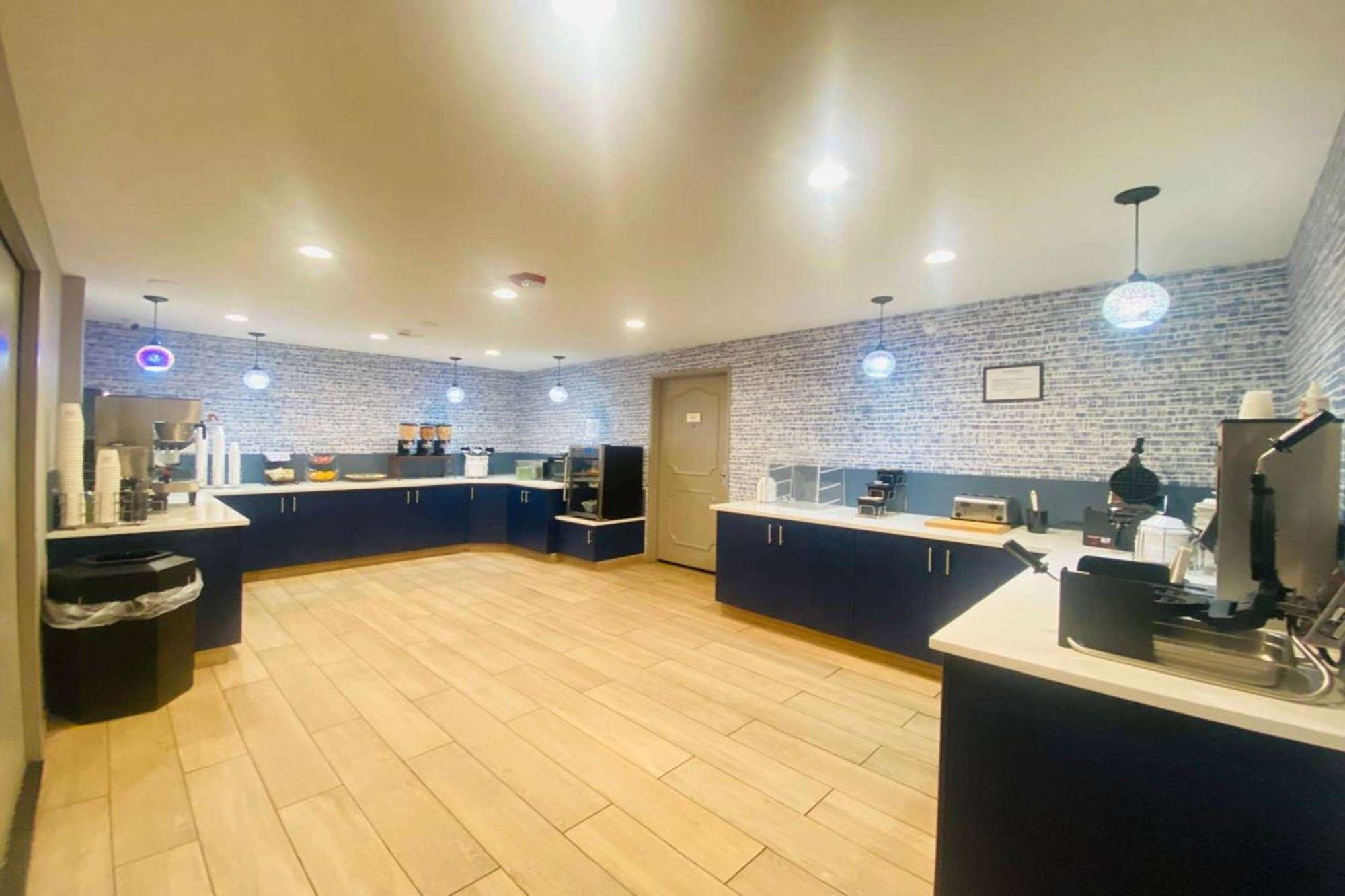 ラ キンタ イン バイ ウィンダム ミルウォーキー グレンデール ハンプトン アベニュー Whitefish Bay エクステリア 写真