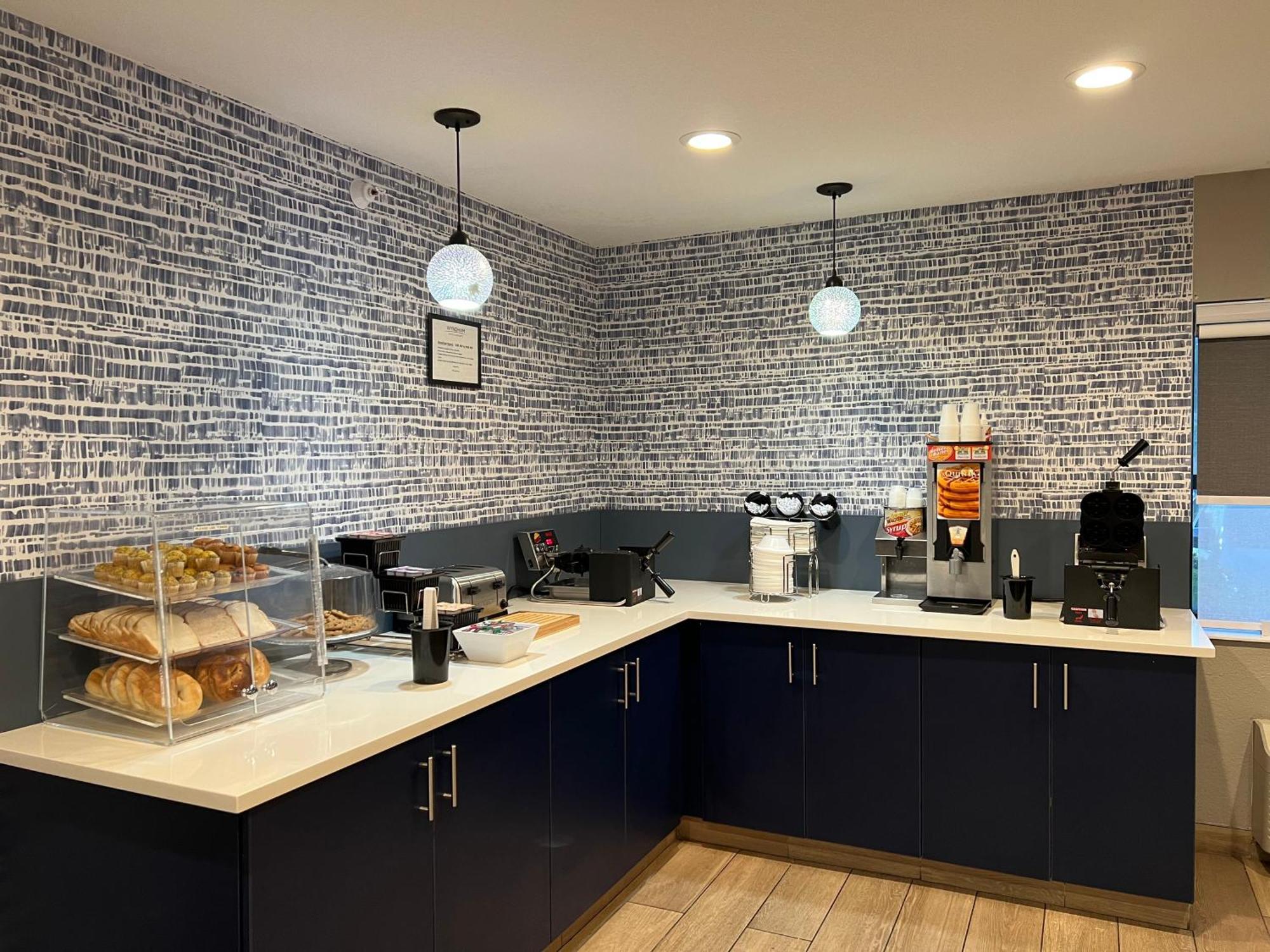 ラ キンタ イン バイ ウィンダム ミルウォーキー グレンデール ハンプトン アベニュー Whitefish Bay エクステリア 写真